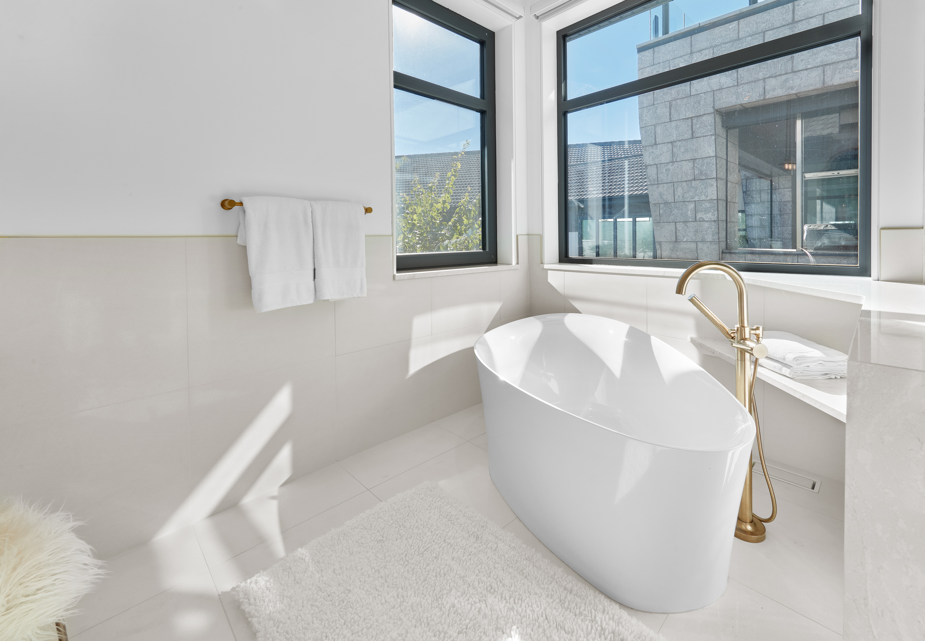 Bathtub in 46 Kingsford Crescent home for sale in St. Albert by Holland & Associates Real Estate.